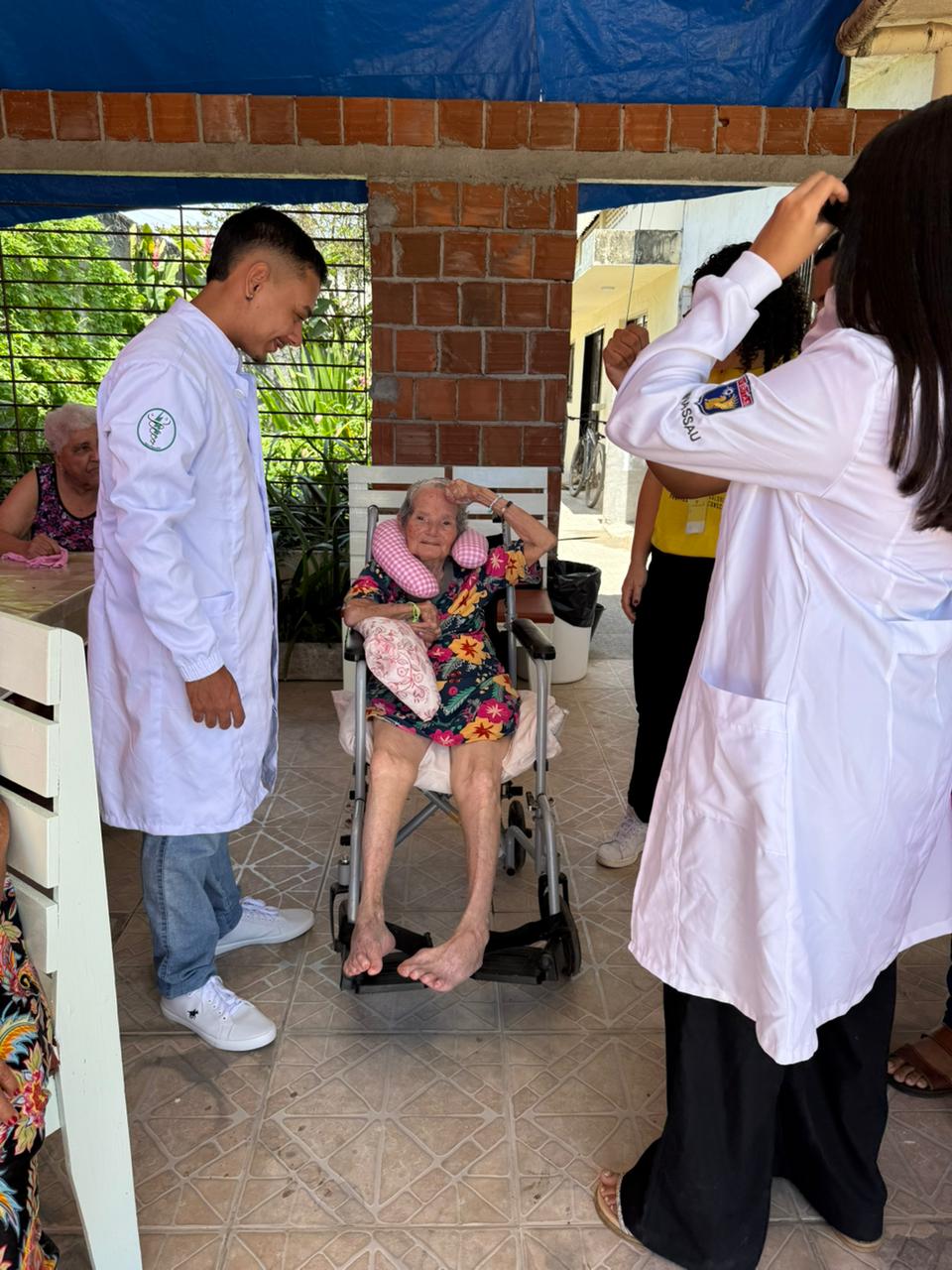 imagem profissionais com cuidados Cuidados Humanizados